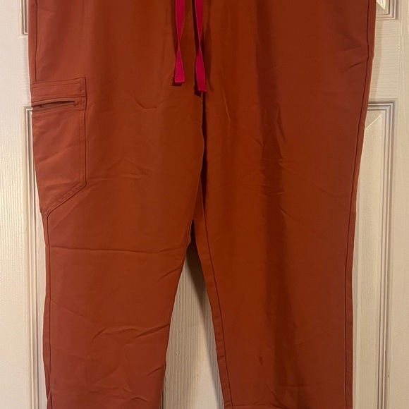 FIGS Scrub Top and Bottoms Terracotta NWOT - Picture 7 of 9